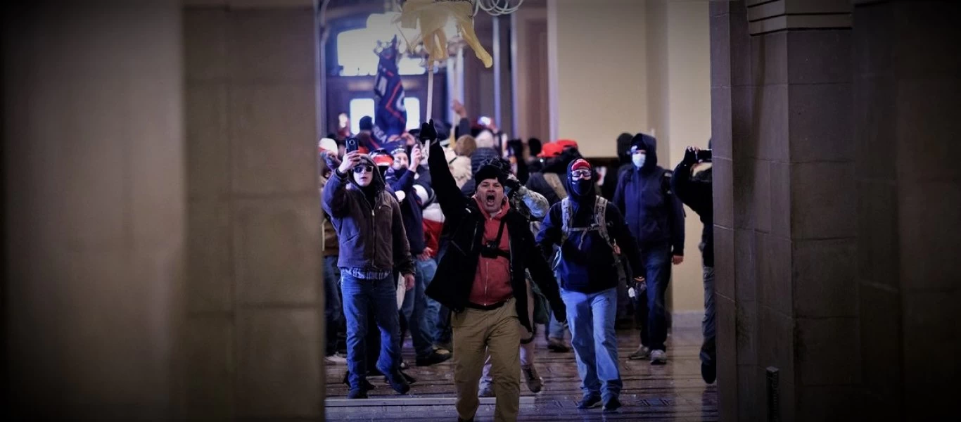 Χιλιάδες Αμερικανοί πατριώτες έσπασαν τον αστυνομικό κλοιό και άλωσαν το Καπιτώλιο